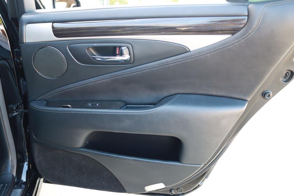 Lexus LS 460  2015