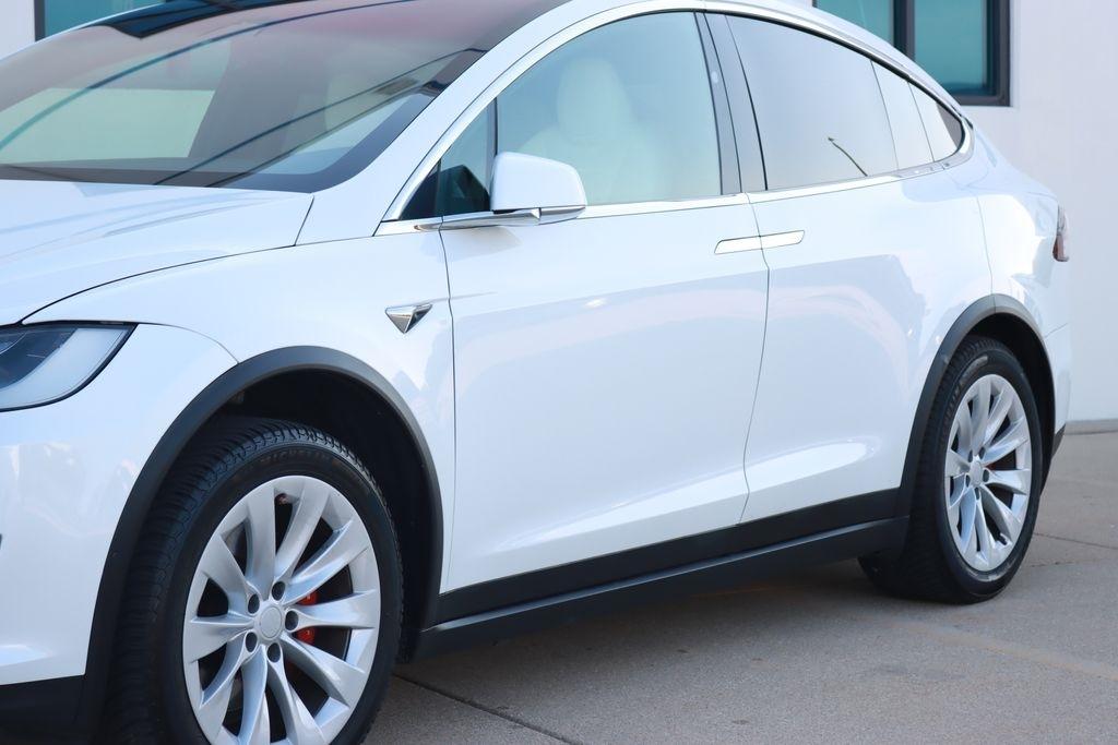 Tesla Model X  2021