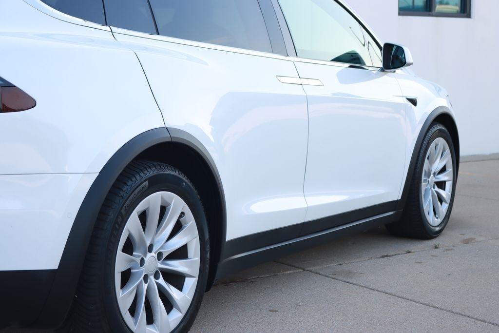 Tesla Model X  2021