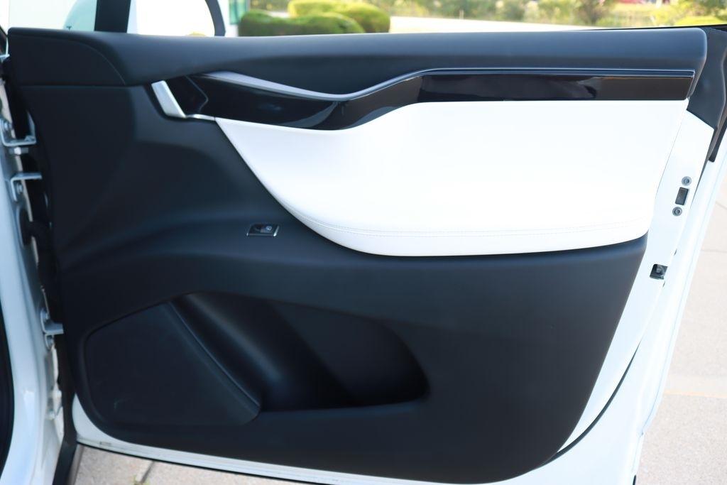 Tesla Model X  2021
