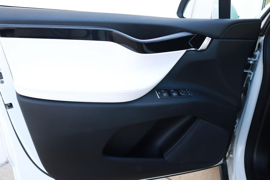 Tesla Model X  2021