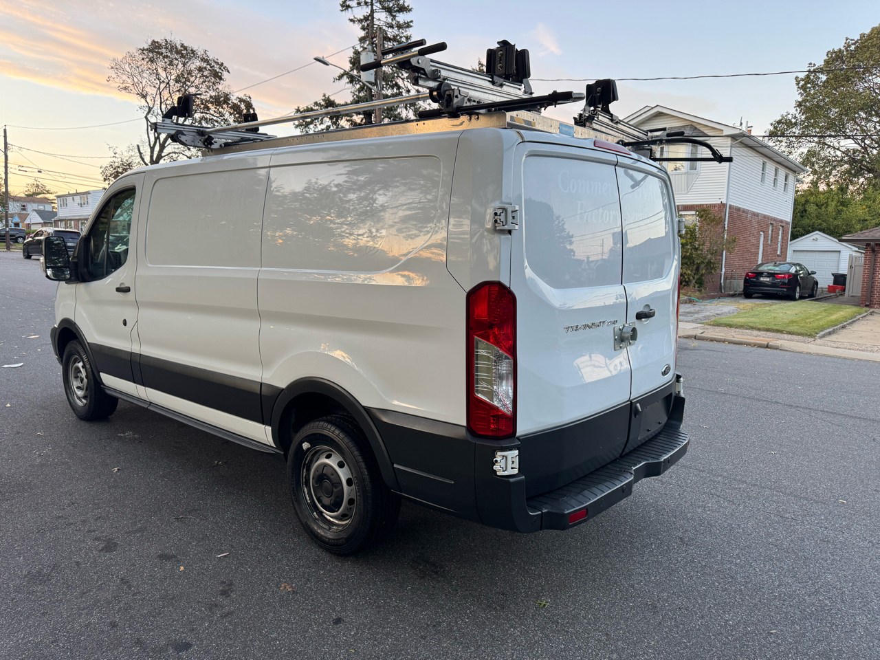 Ford Transit 250 Van Low Roof w/Sliding Pass. 130-in. WB 2017