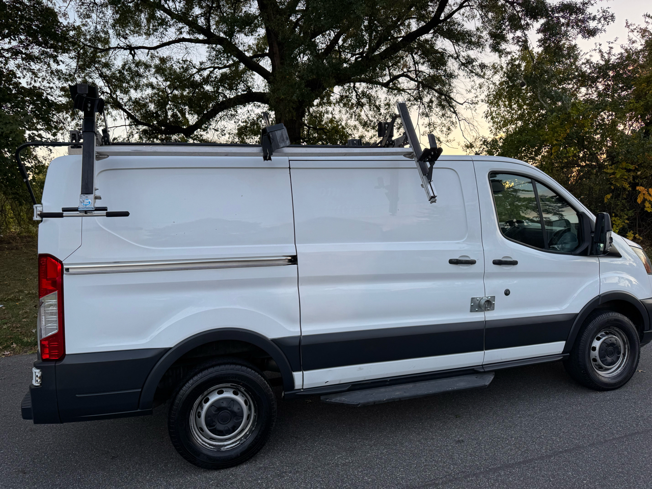 Ford Transit 250 Van Low Roof w/Sliding Pass. 130-in. WB 2017