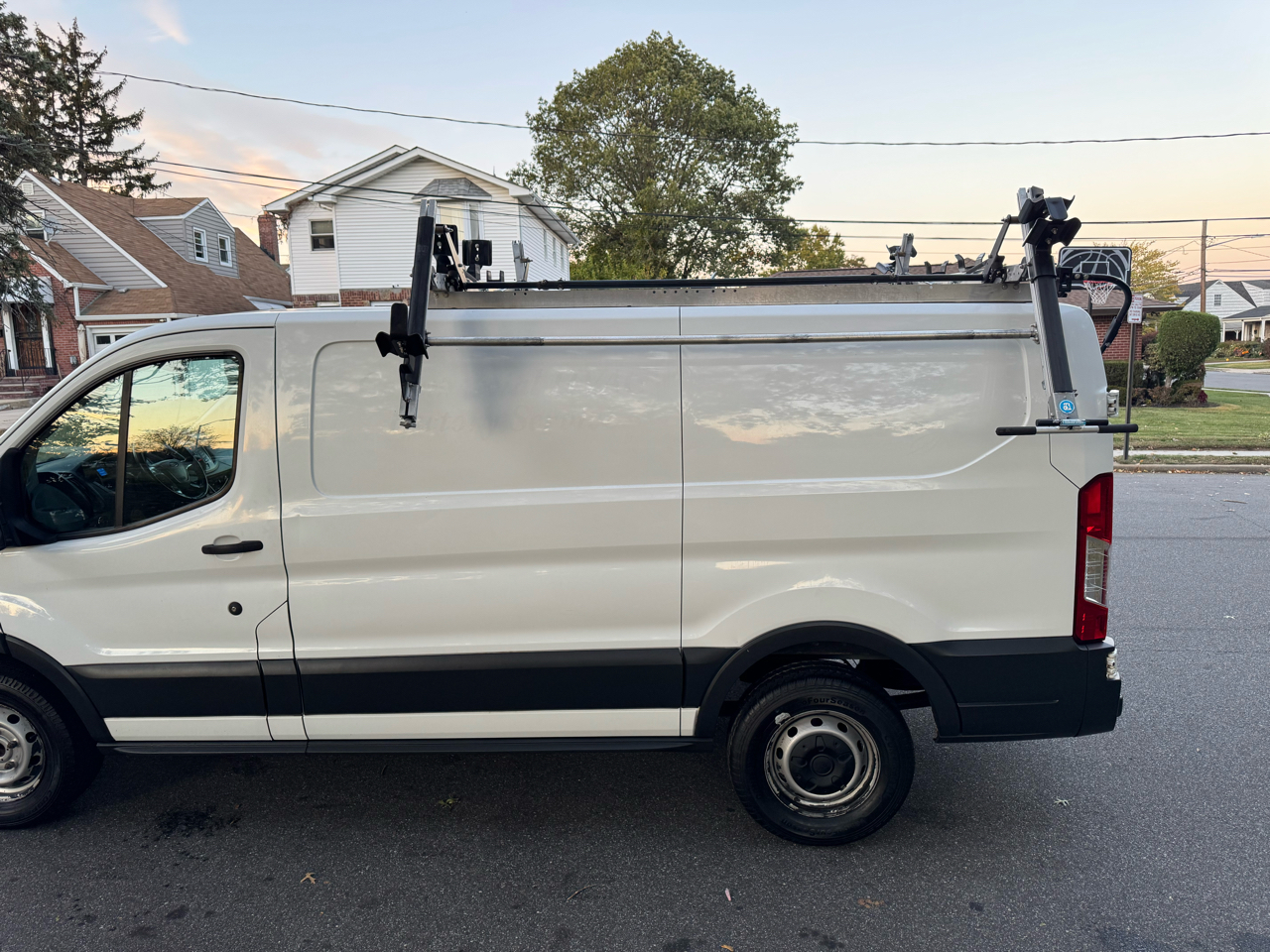 Ford Transit 250 Van Low Roof w/Sliding Pass. 130-in. WB 2017