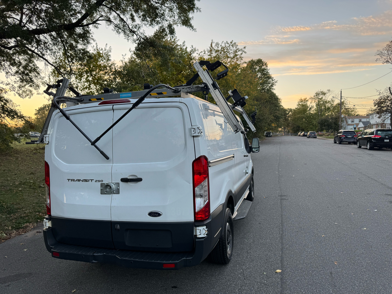 Ford Transit 250 Van Low Roof w/Sliding Pass. 130-in. WB 2017