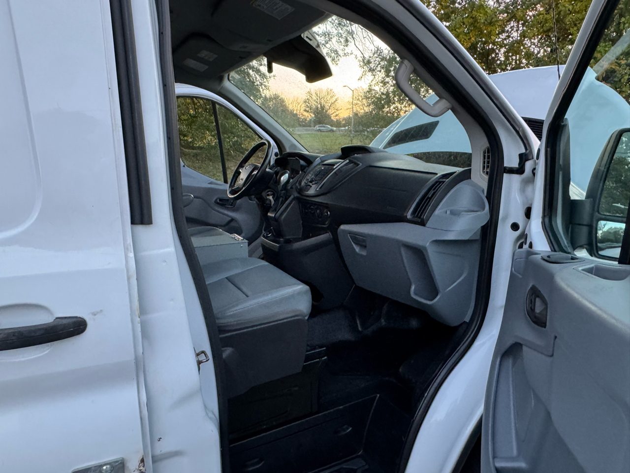 Ford Transit 250 Van Low Roof w/Sliding Pass. 130-in. WB 2017