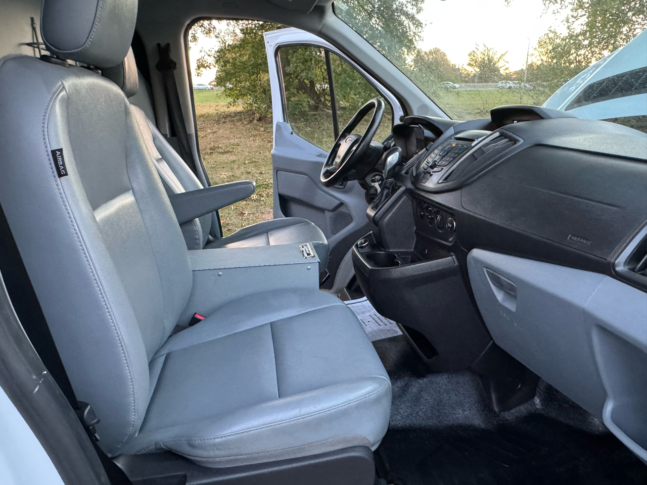 Ford Transit 250 Van Low Roof w/Sliding Pass. 130-in. WB 2017