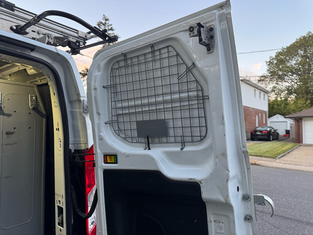 Ford Transit 250 Van Low Roof w/Sliding Pass. 130-in. WB 2017