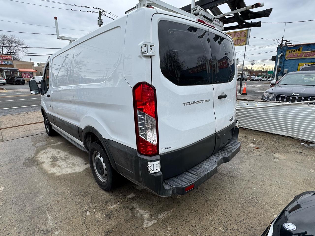 Ford Transit 250 Van Low Roof 60/40 Pass.130-in. WB 2017