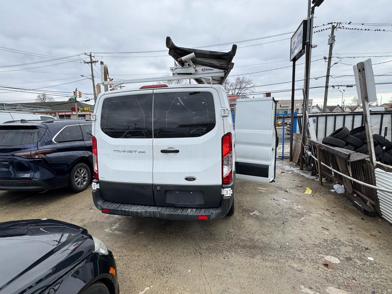 Ford Transit 250 Van Low Roof 60/40 Pass.130-in. WB 2017