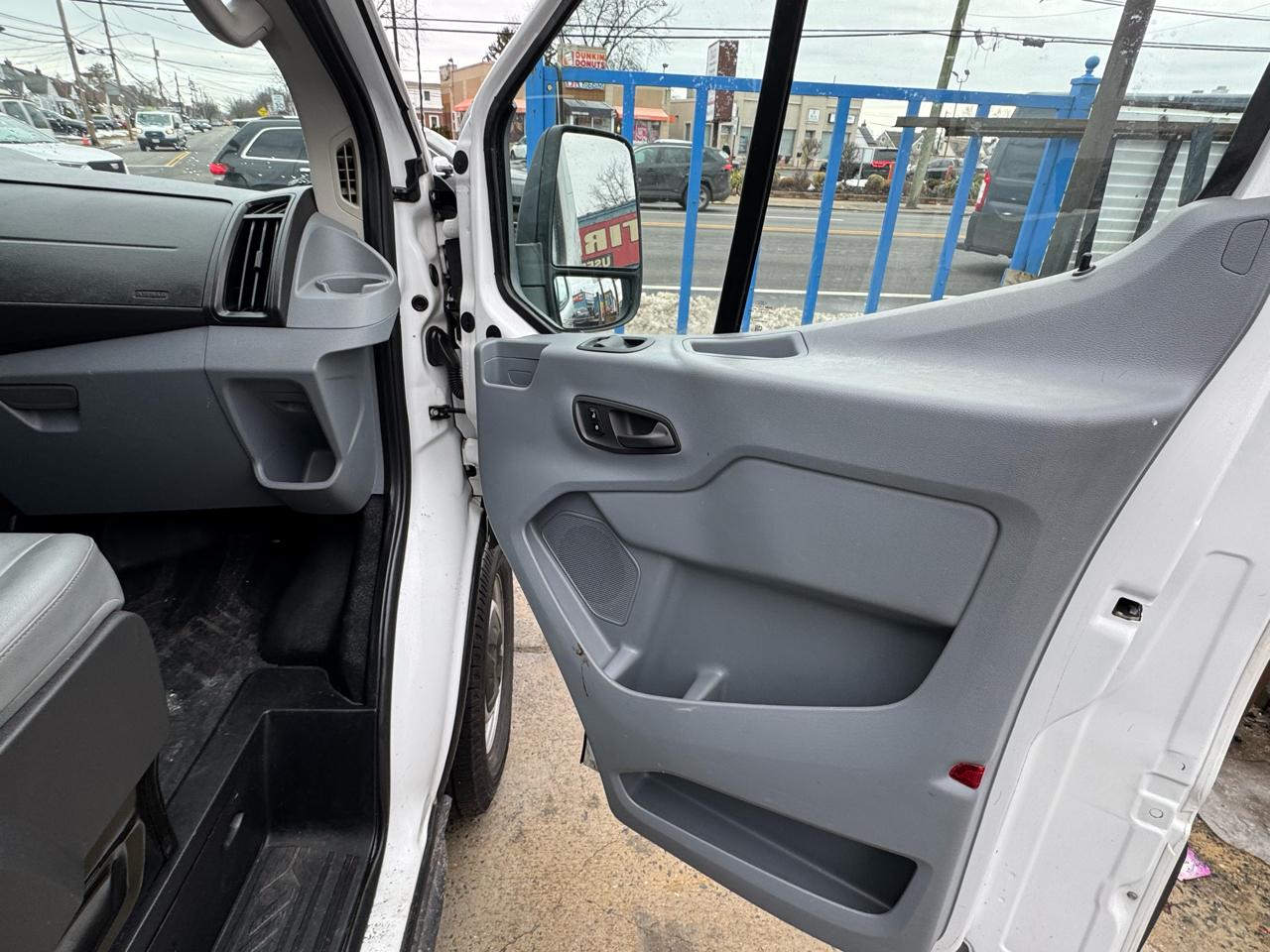 Ford Transit 250 Van Low Roof 60/40 Pass.130-in. WB 2017