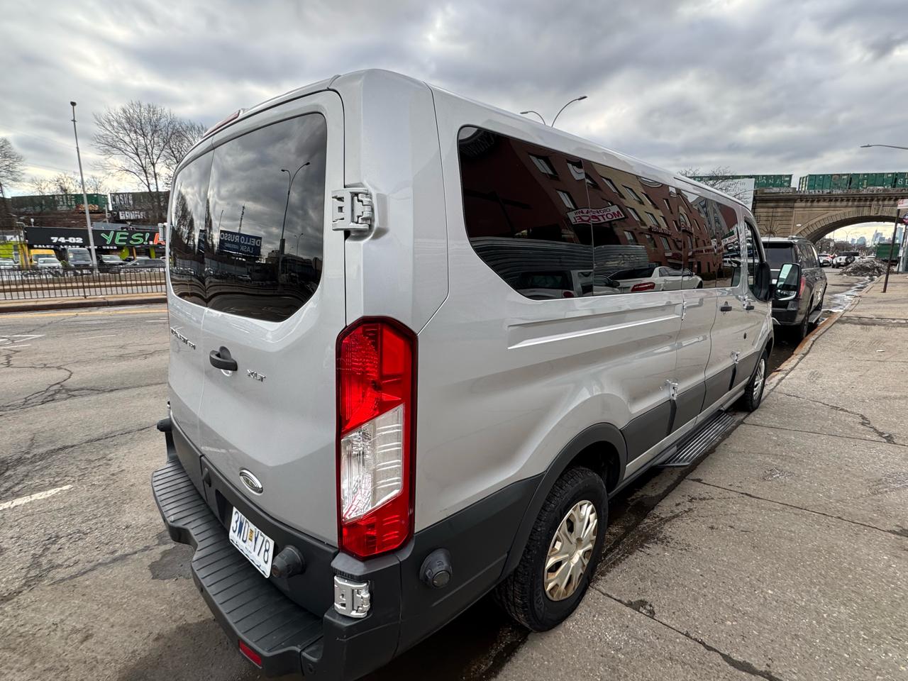 Ford Transit 350 Wagon Low Roof XLT 60/40 Pass. 148-in. WB 2015