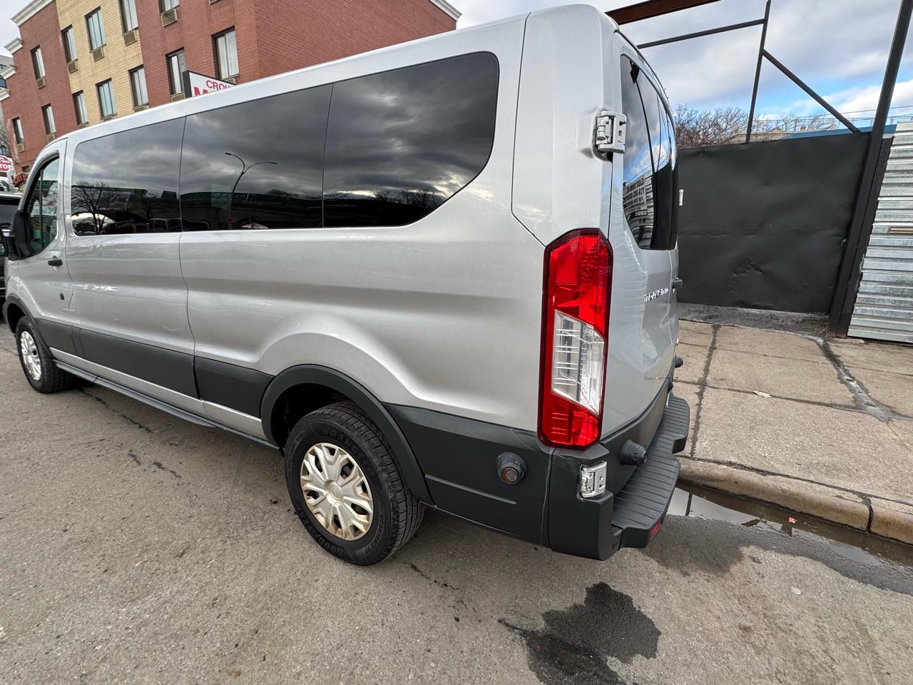 Ford Transit 350 Wagon Low Roof XLT 60/40 Pass. 148-in. WB 2015