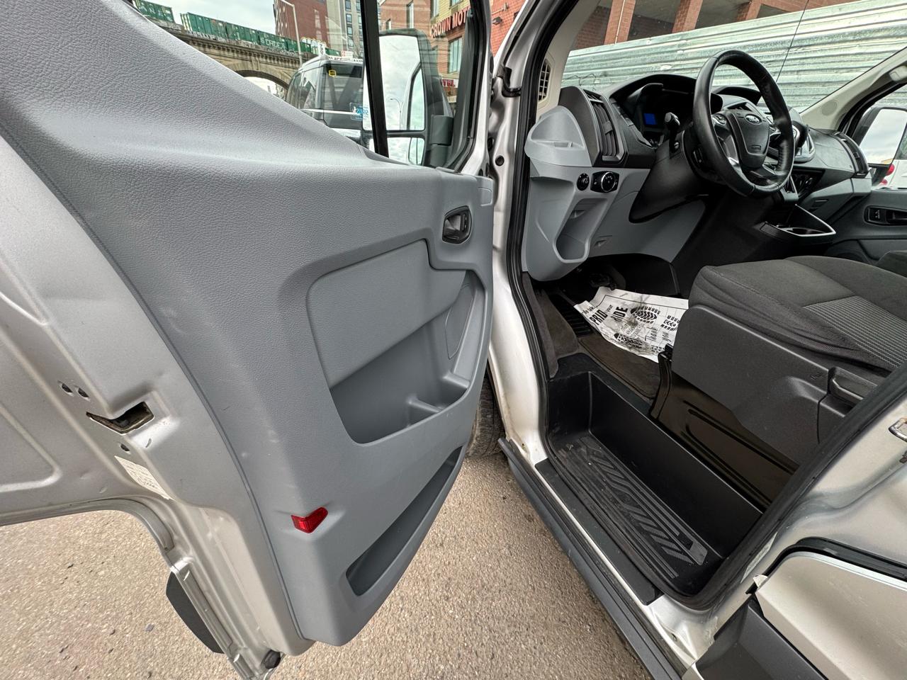 Ford Transit 350 Wagon Low Roof XLT 60/40 Pass. 148-in. WB 2015