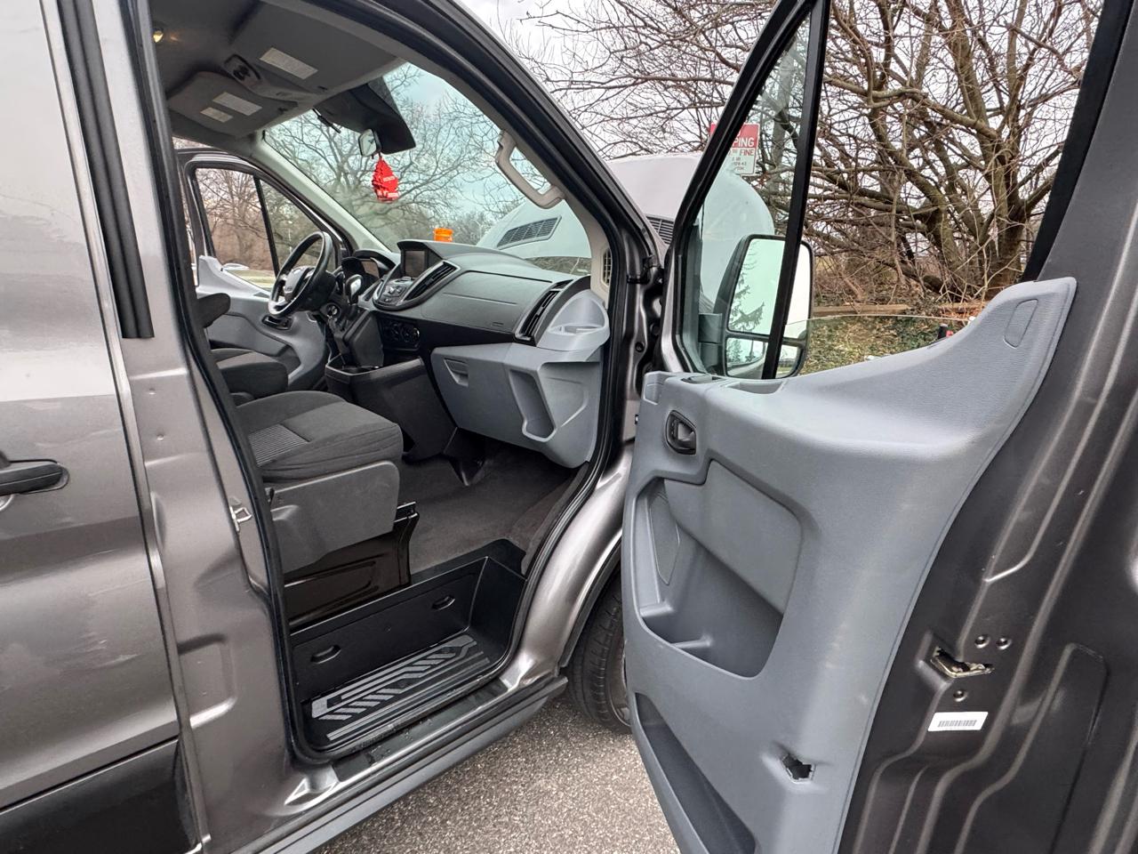 Ford Transit 350 Wagon Low Roof XL w/Sliding Pass. 148-in. WB 2015