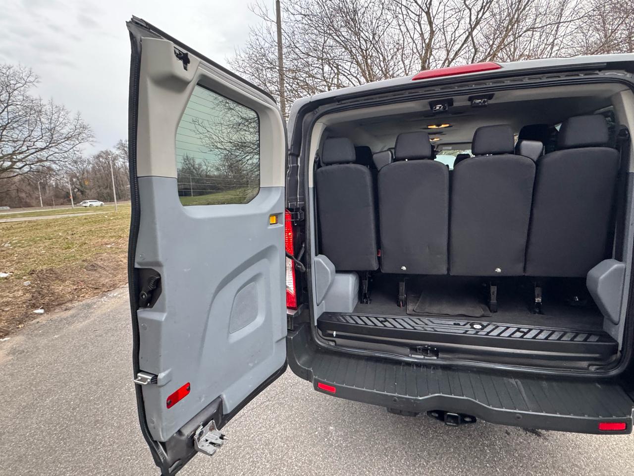 Ford Transit 350 Wagon Low Roof XL w/Sliding Pass. 148-in. WB 2015