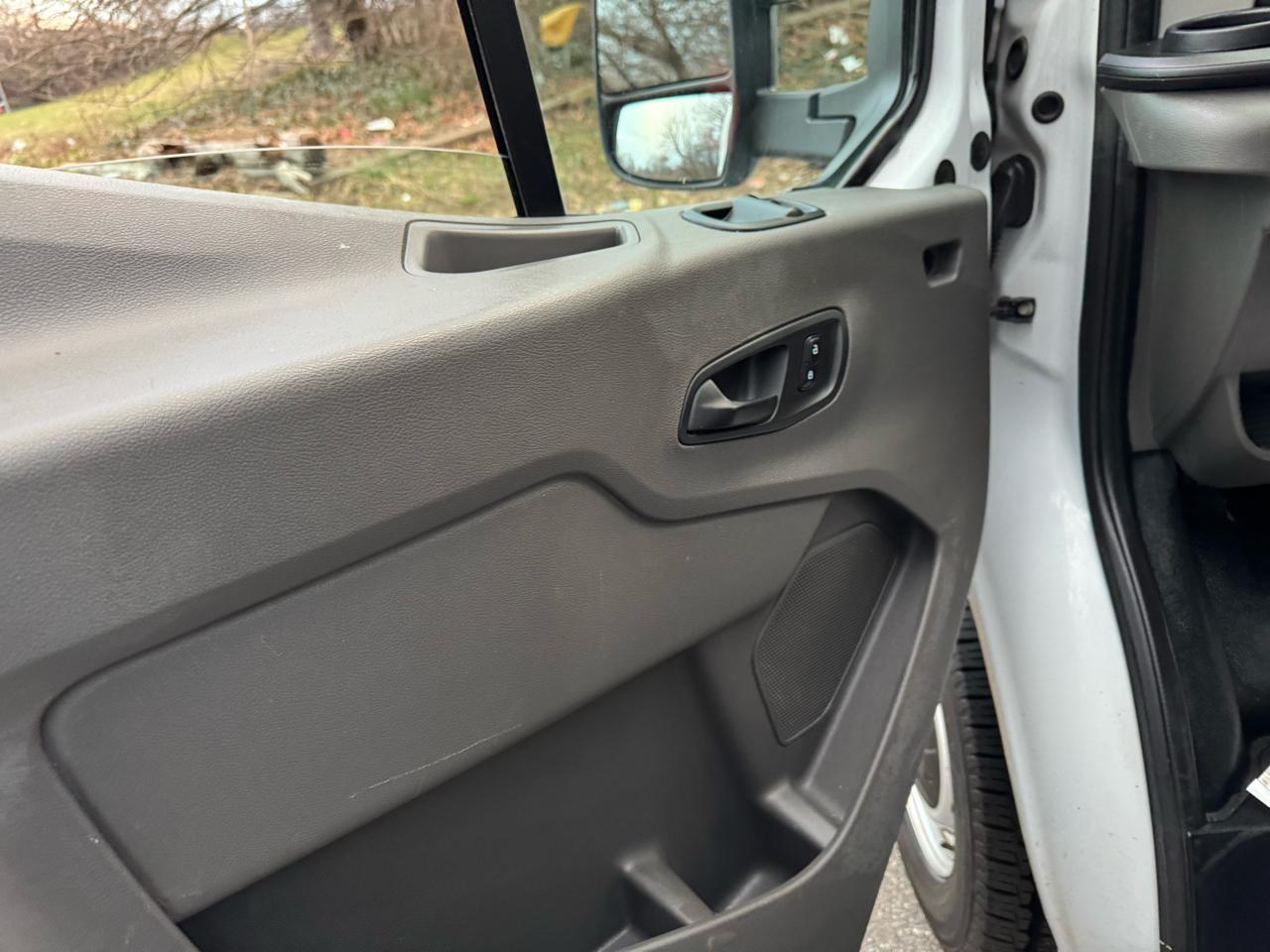 Ford Transit 250 Van Low Roof w/Sliding Pass. 130-in. WB 2021