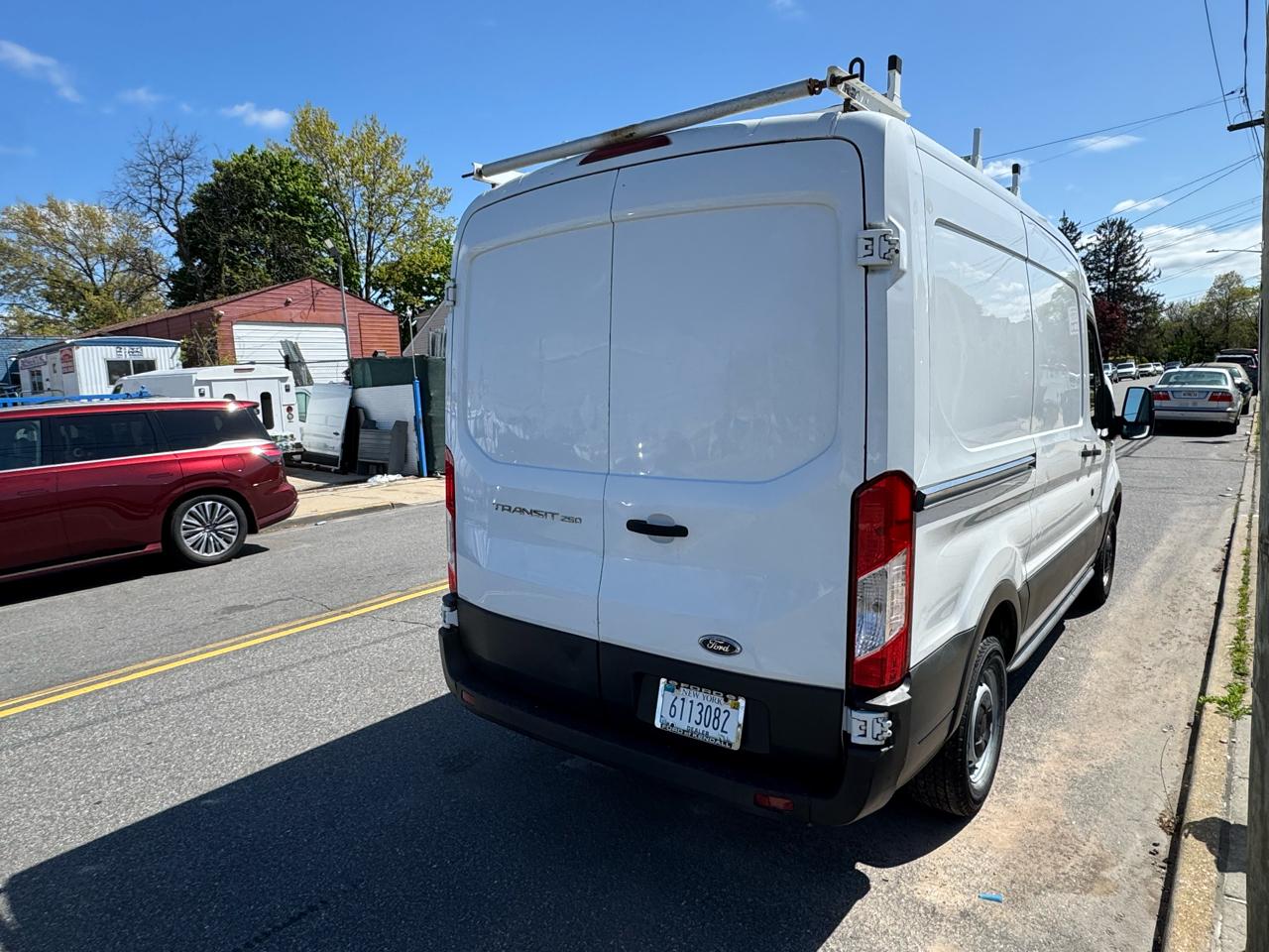 Ford Transit 250 Van Med. Roof w/Sliding Pass. 130-in. WB 2015