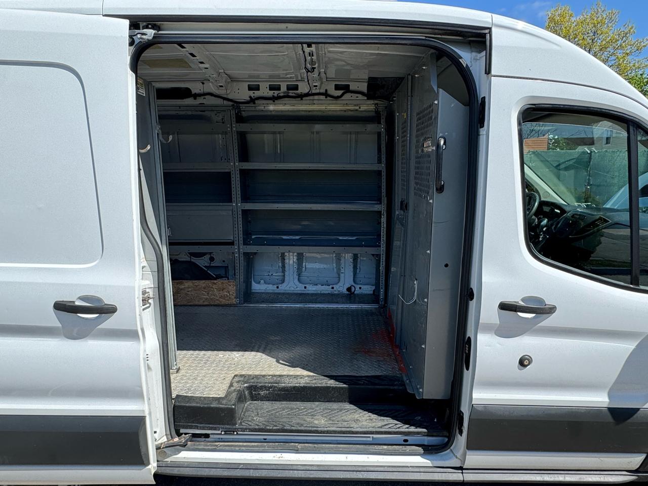 Ford Transit 250 Van Med. Roof w/Sliding Pass. 130-in. WB 2015