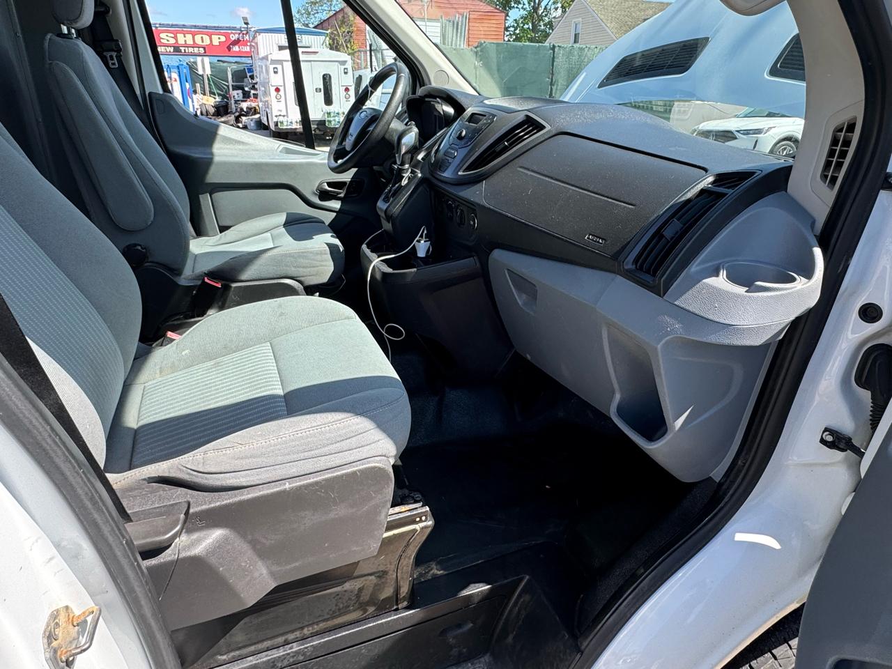 Ford Transit 250 Van Med. Roof w/Sliding Pass. 130-in. WB 2015