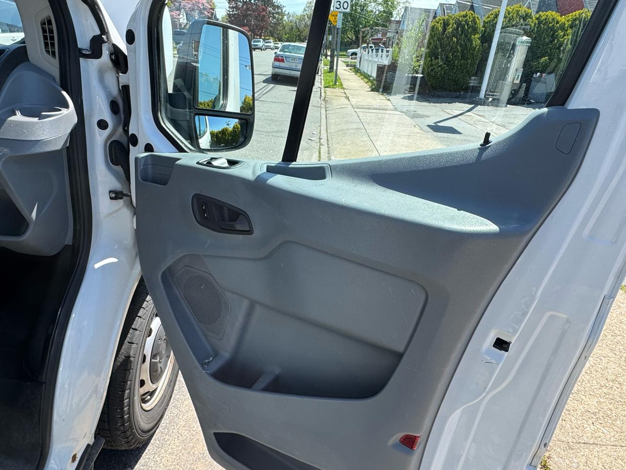 Ford Transit 250 Van Med. Roof w/Sliding Pass. 130-in. WB 2015