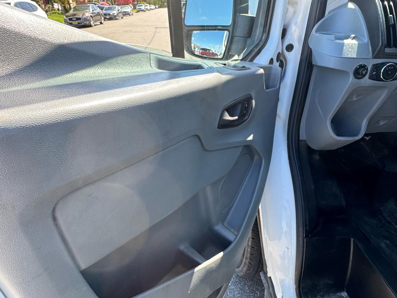 Ford Transit 250 Van Med. Roof w/Sliding Pass. 130-in. WB 2015