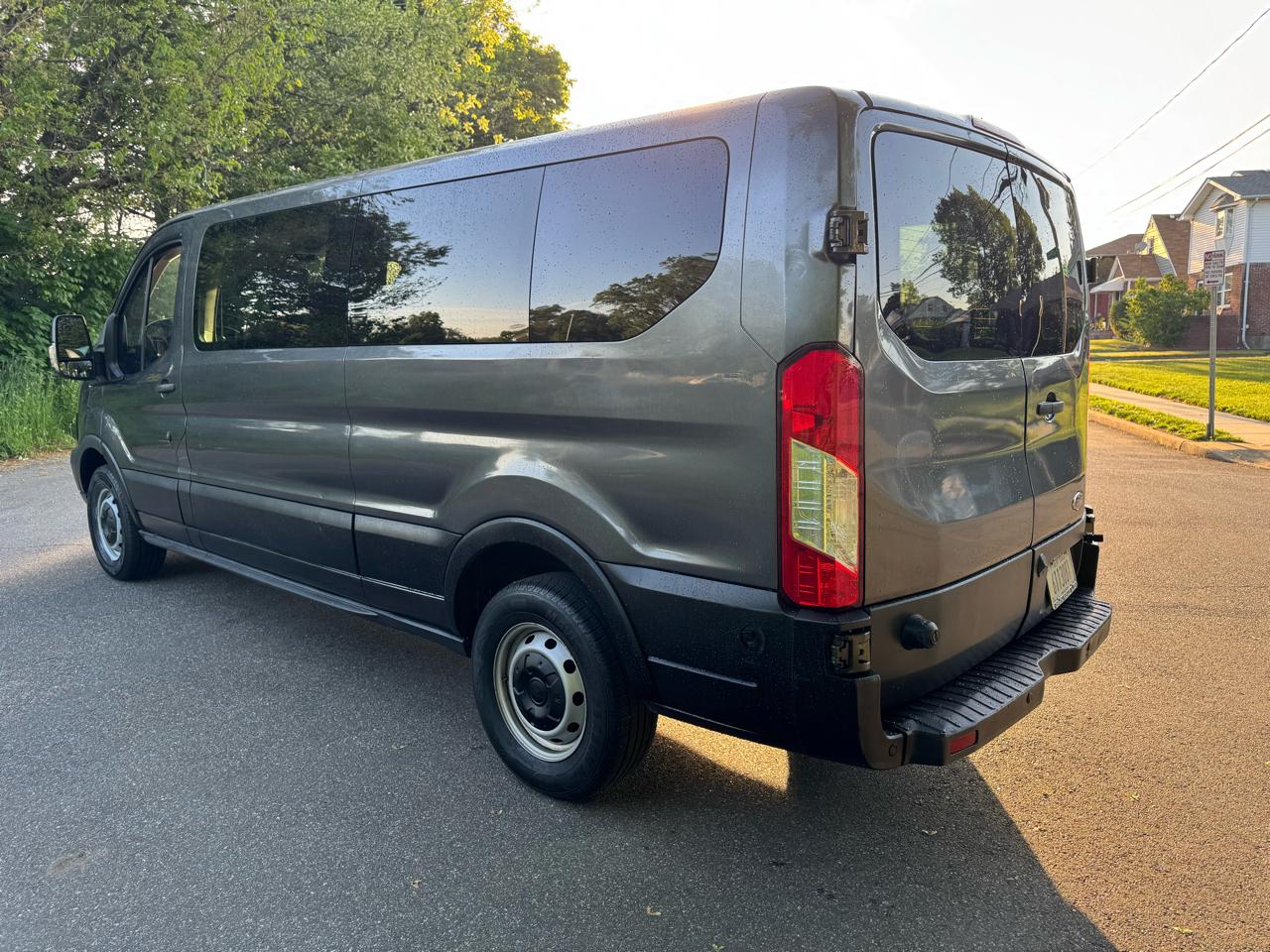 Ford Transit 350 Wagon Low Roof XL w/Sliding Pass. 148-in. WB 2017