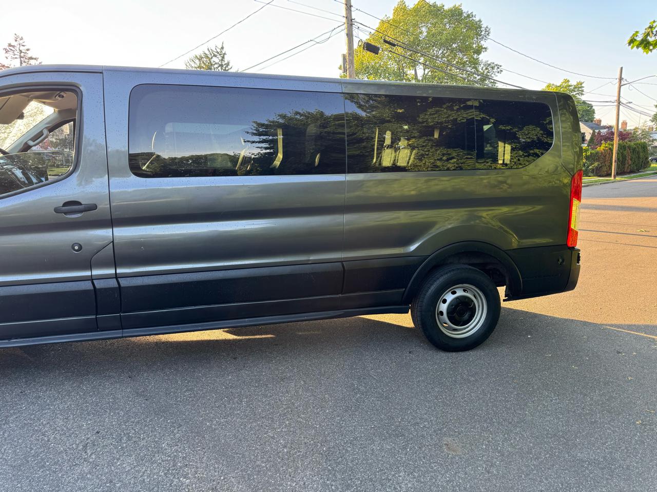 Ford Transit 350 Wagon Low Roof XL w/Sliding Pass. 148-in. WB 2017