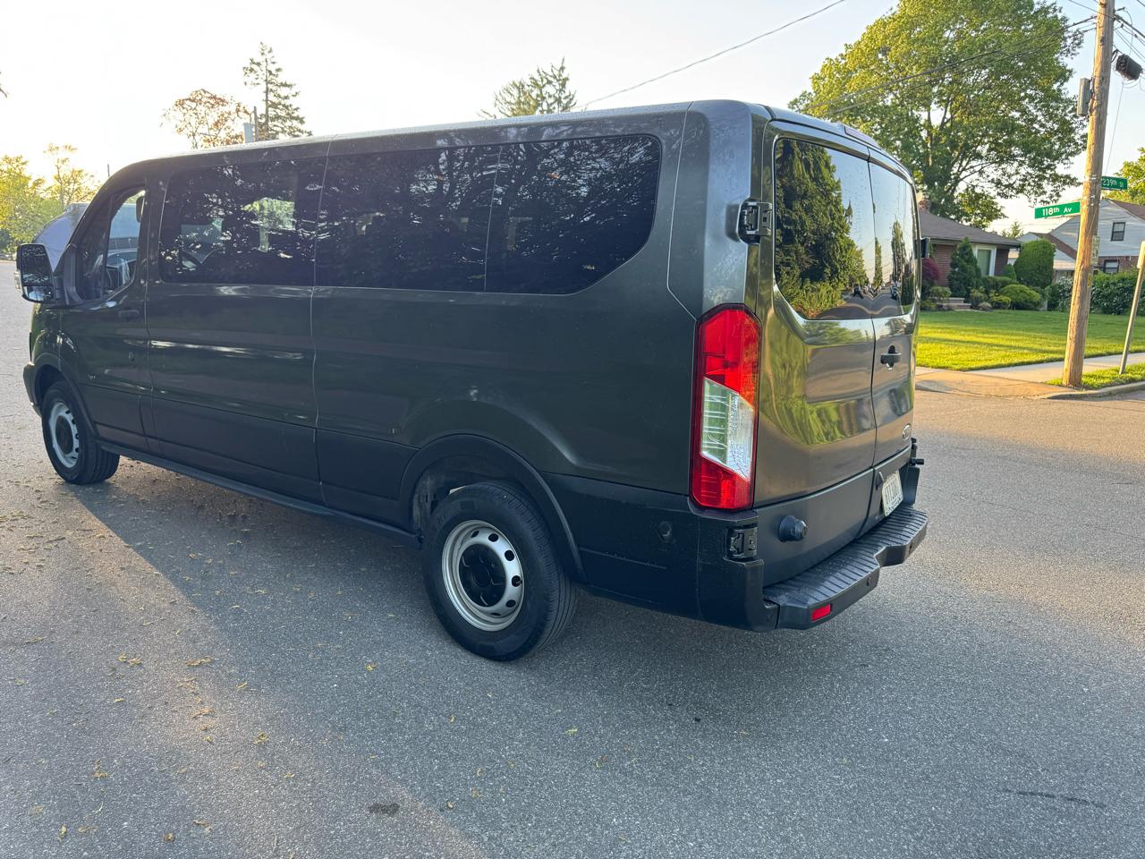 Ford Transit 350 Wagon Low Roof XL w/Sliding Pass. 148-in. WB 2017