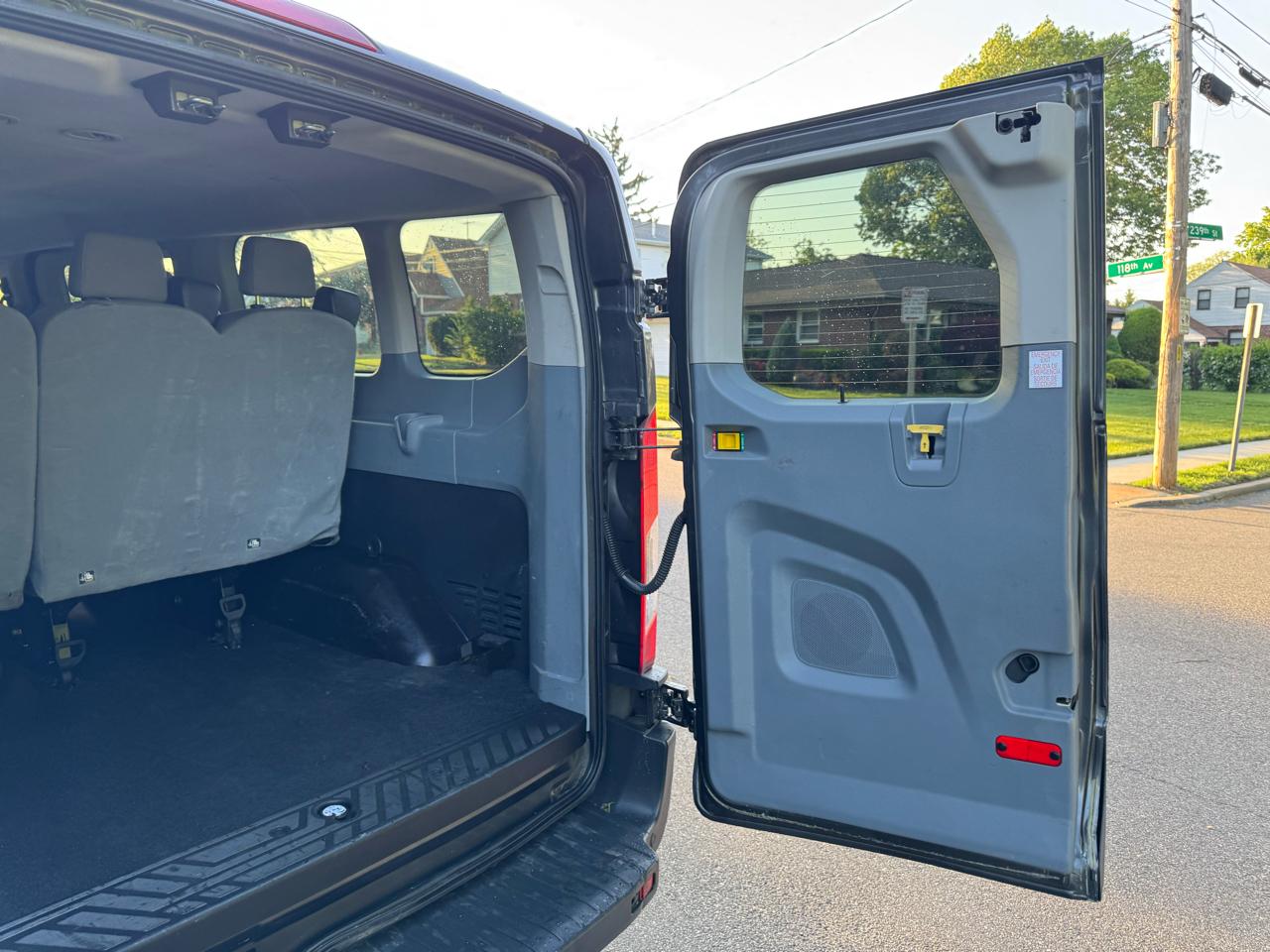 Ford Transit 350 Wagon Low Roof XL w/Sliding Pass. 148-in. WB 2017