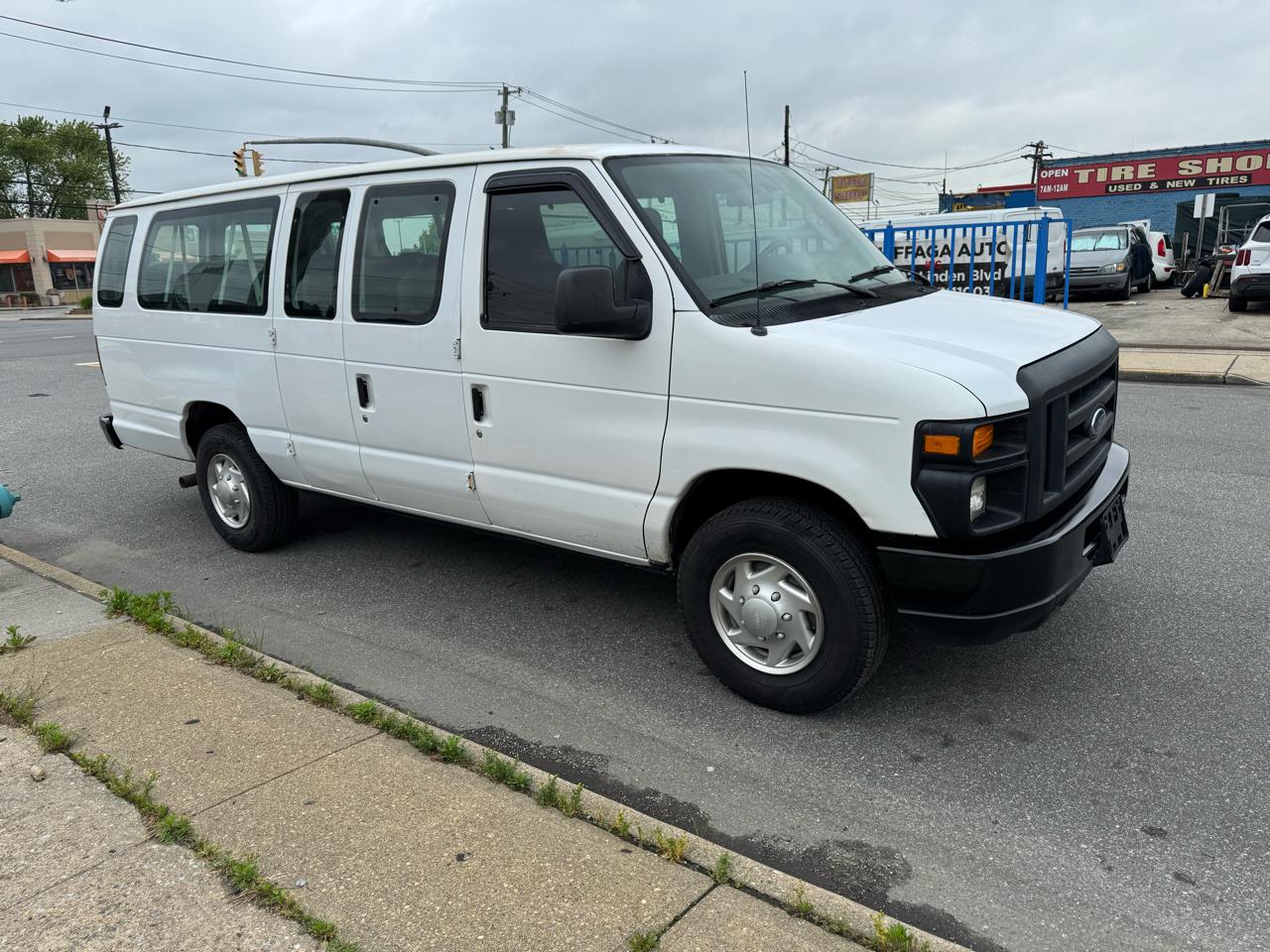 Ford Econoline E-350 XLT Super Duty Extended 2012