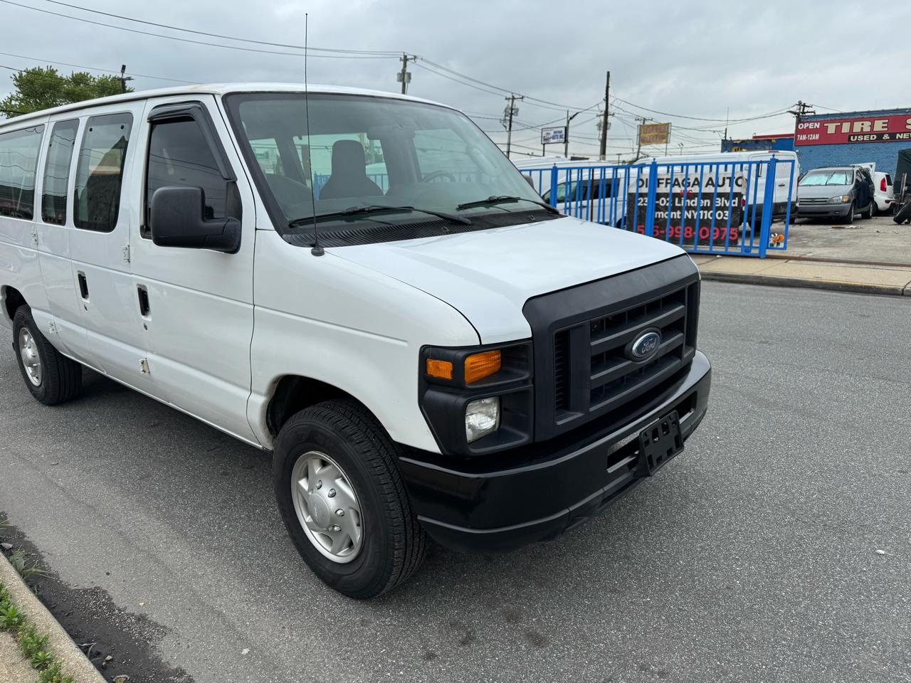 Ford Econoline E-350 XLT Super Duty Extended 2012