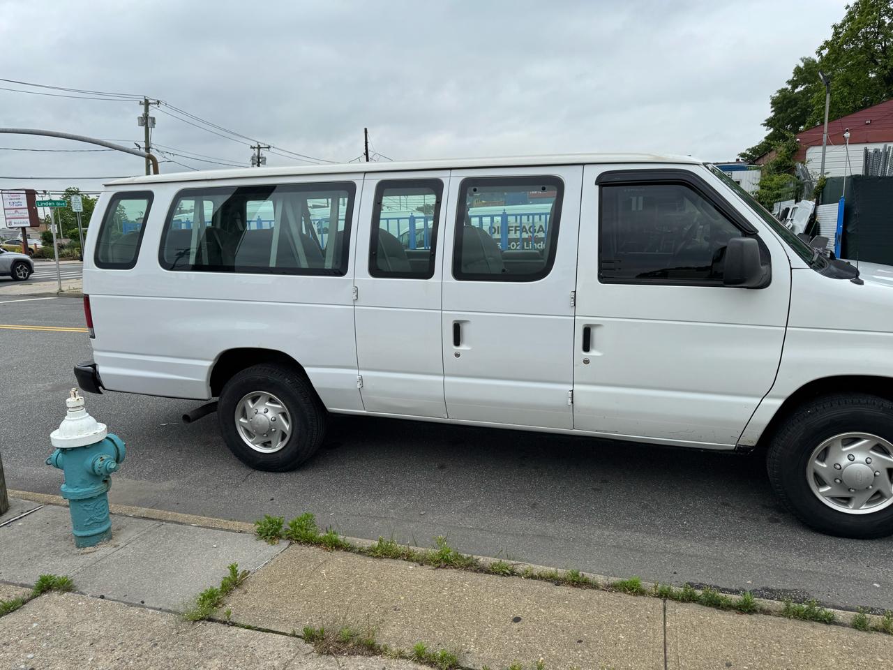 Ford Econoline E-350 XLT Super Duty Extended 2012