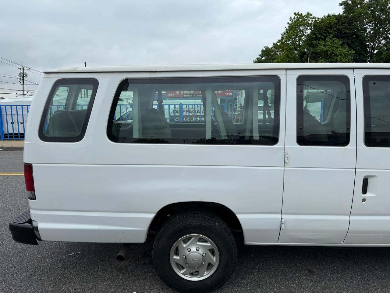 Ford Econoline E-350 XLT Super Duty Extended 2012