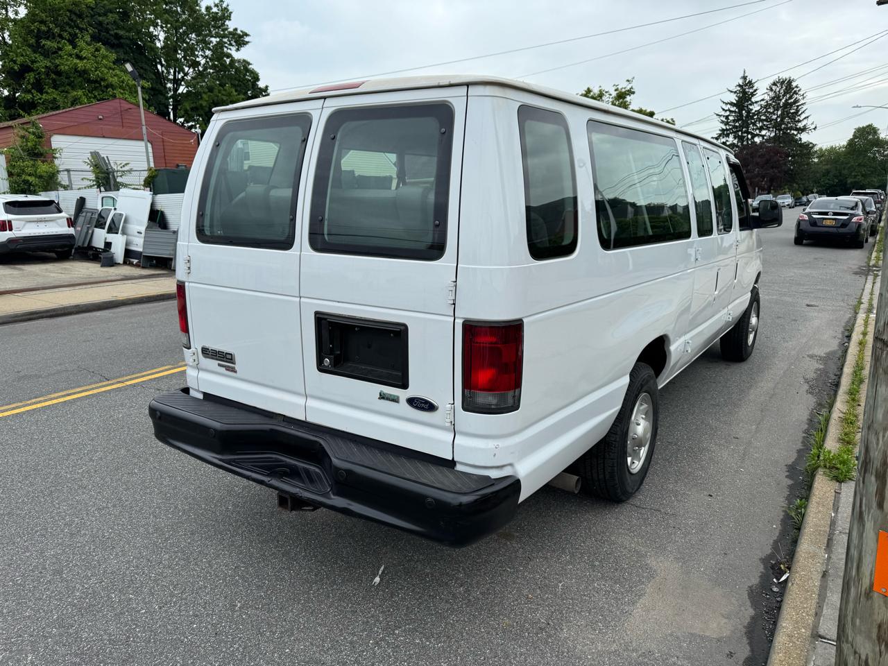 Ford Econoline E-350 XLT Super Duty Extended 2012