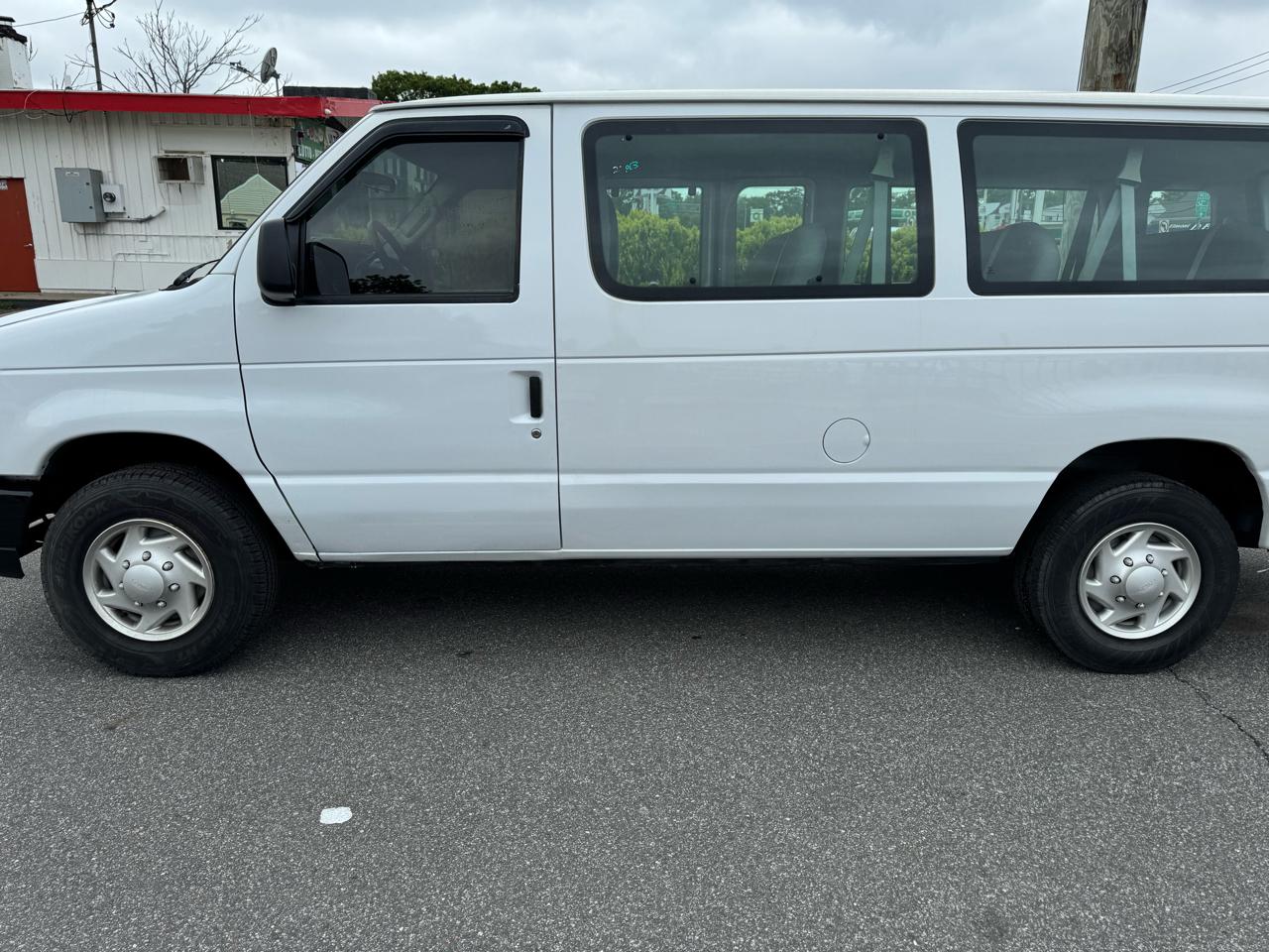 Ford Econoline E-350 XLT Super Duty Extended 2012