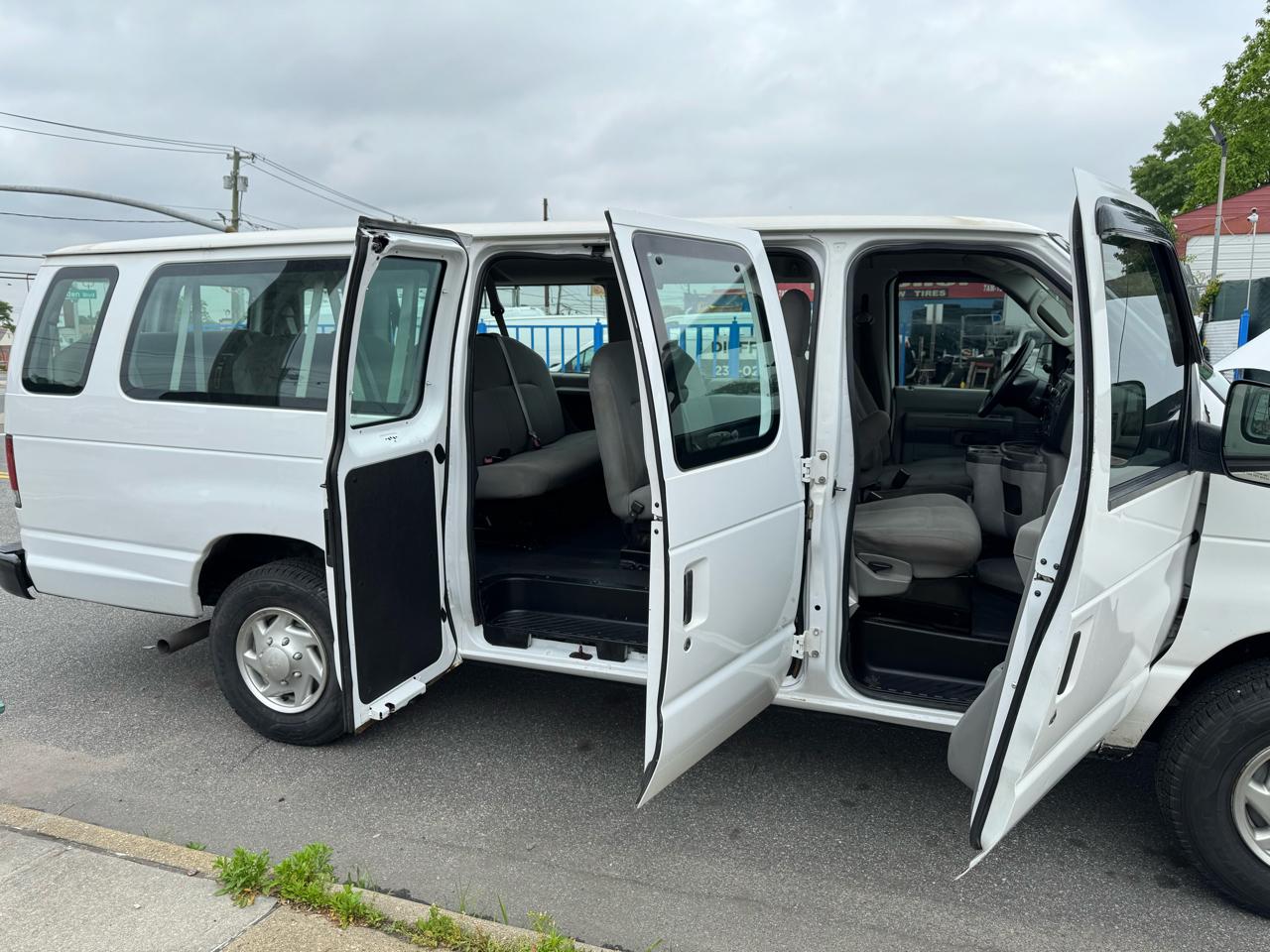 Ford Econoline E-350 XLT Super Duty Extended 2012