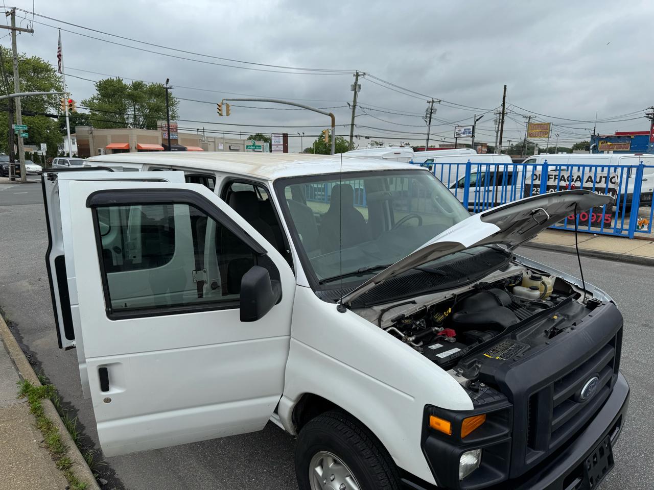 Ford Econoline E-350 XLT Super Duty Extended 2012