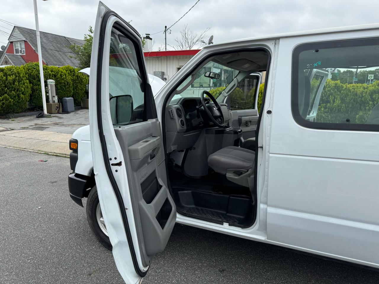 Ford Econoline E-350 XLT Super Duty Extended 2012