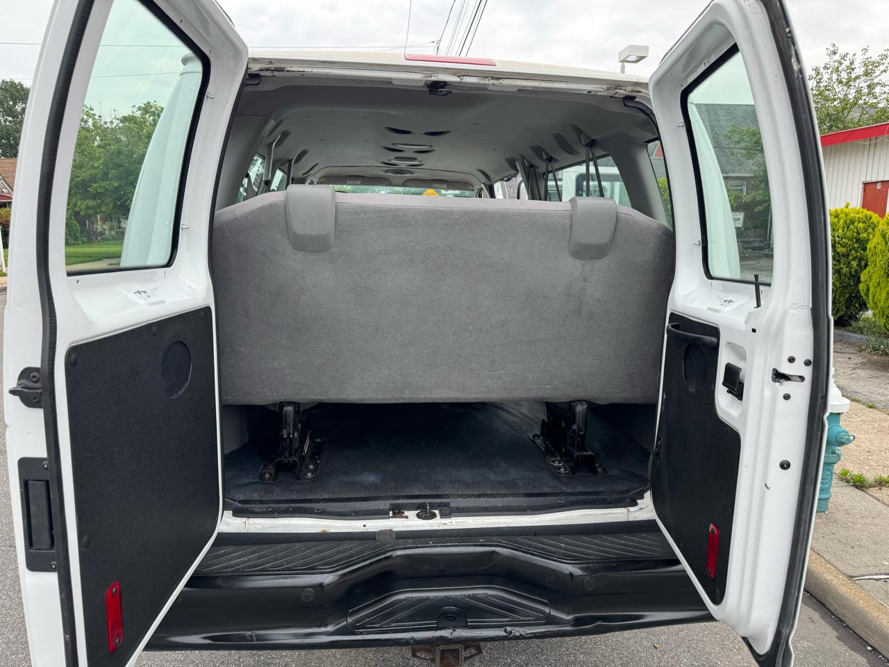 Ford Econoline E-350 XLT Super Duty Extended 2012