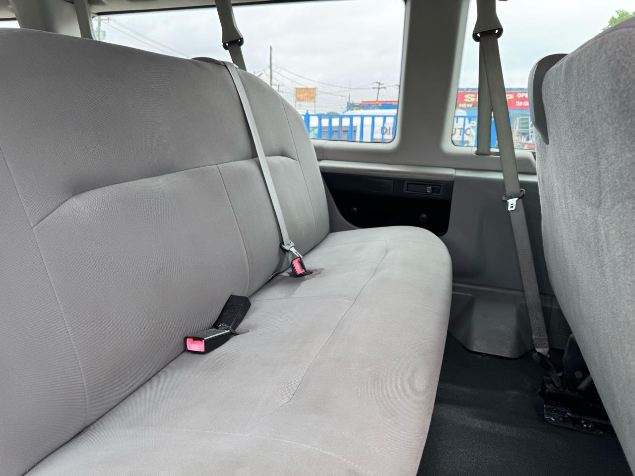 Ford Econoline E-350 XLT Super Duty Extended 2012
