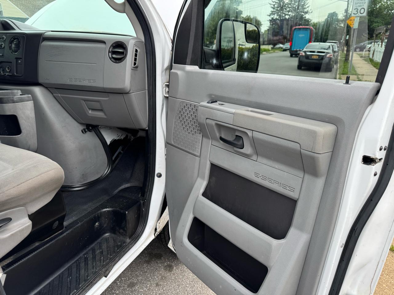 Ford Econoline E-350 XLT Super Duty Extended 2012