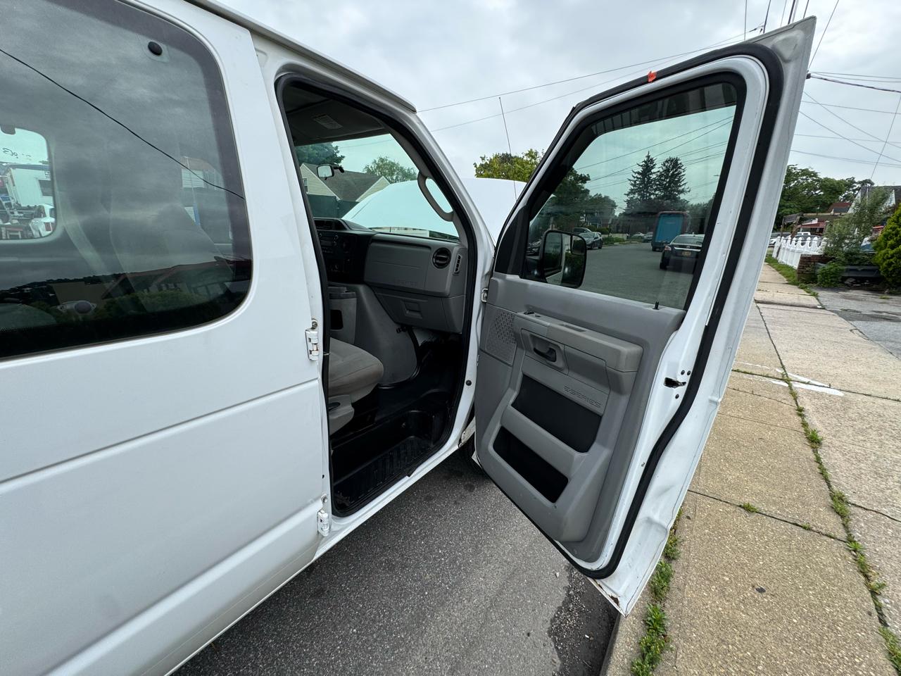 Ford Econoline E-350 XLT Super Duty Extended 2012