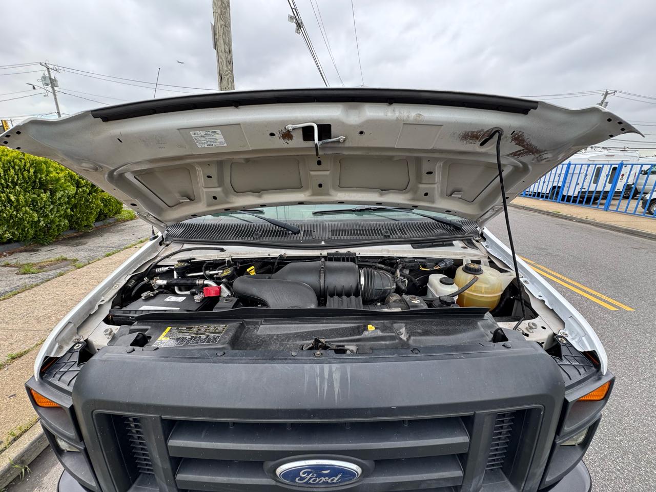 Ford Econoline E-350 XLT Super Duty Extended 2012