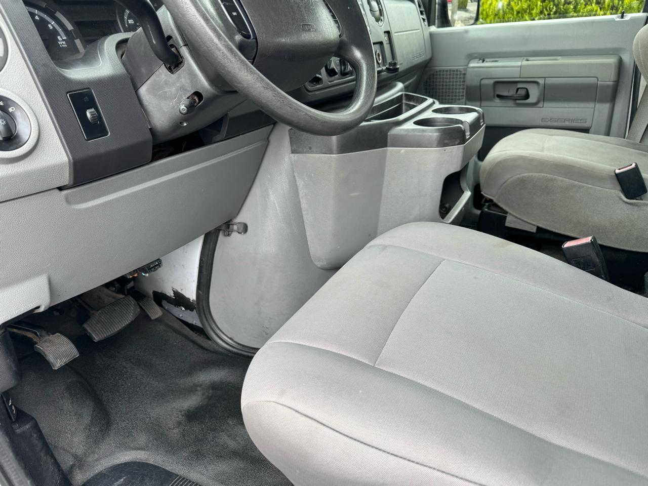 Ford Econoline E-350 XLT Super Duty Extended 2012