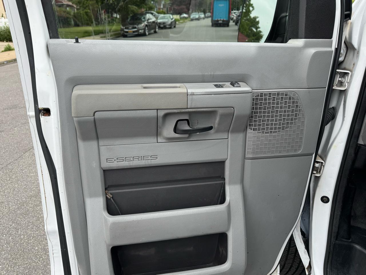 Ford Econoline E-350 XLT Super Duty Extended 2012