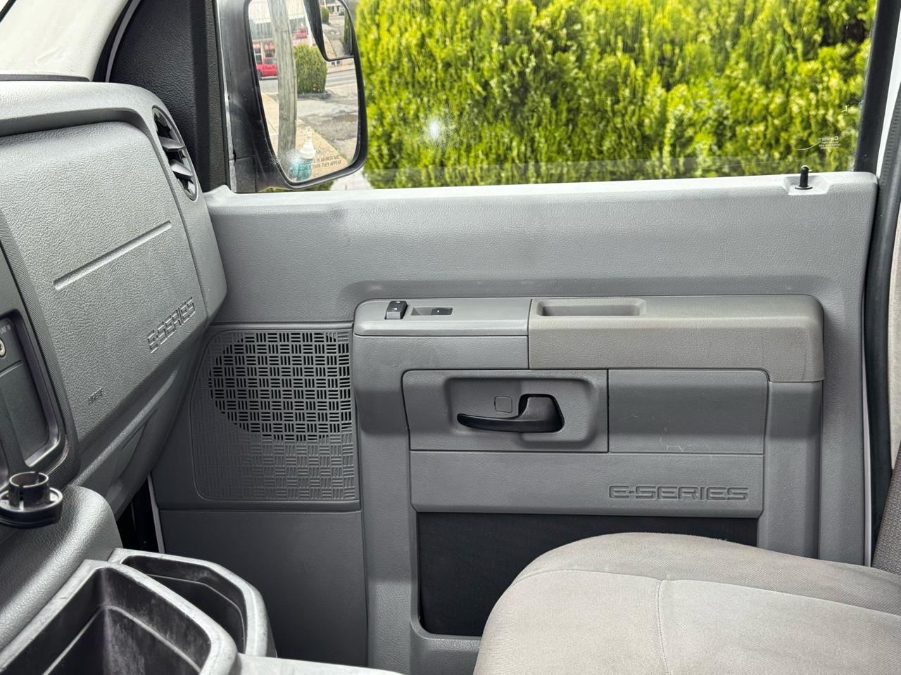 Ford Econoline E-350 XLT Super Duty Extended 2012
