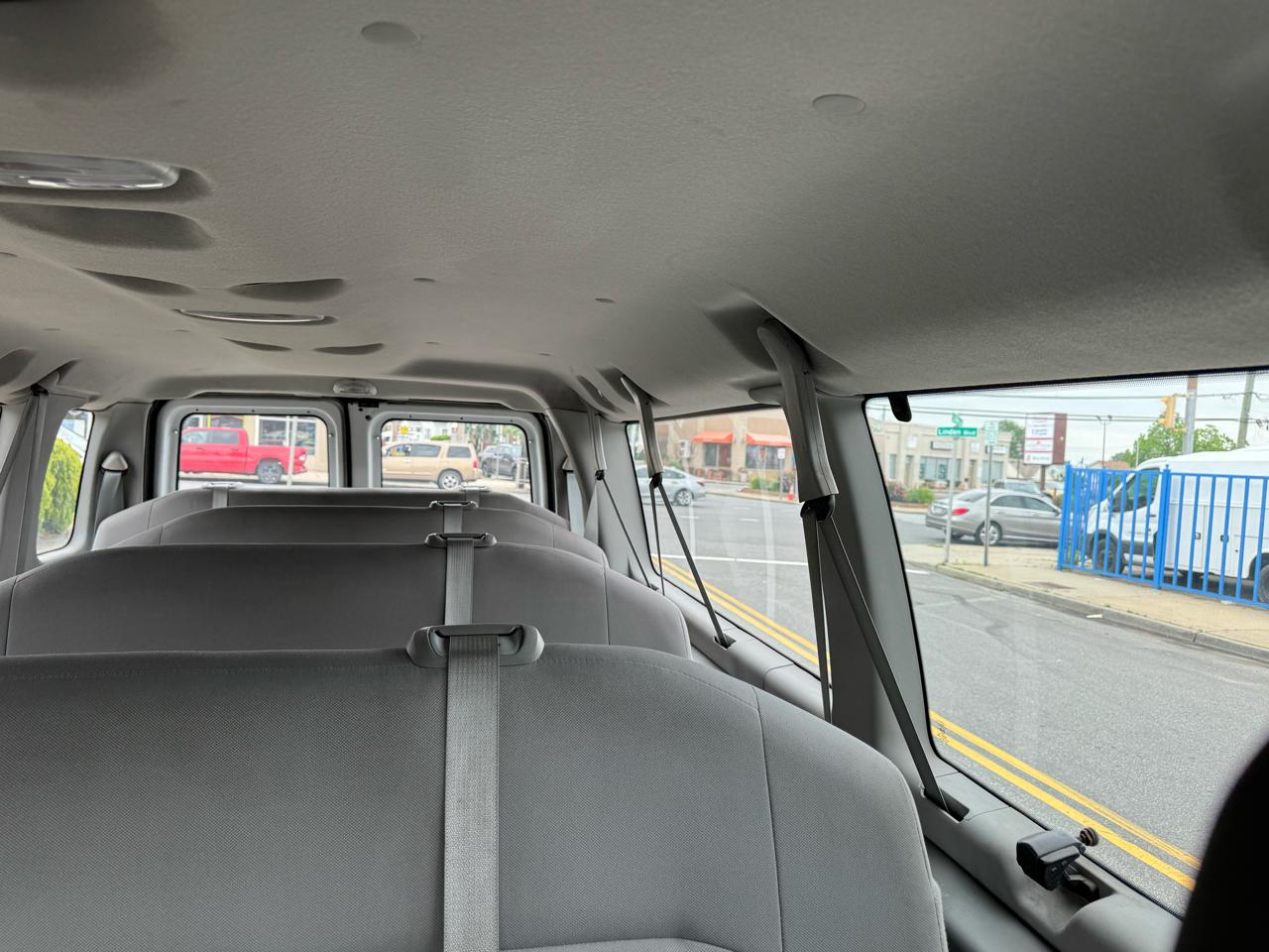 Ford Econoline E-350 XLT Super Duty Extended 2012