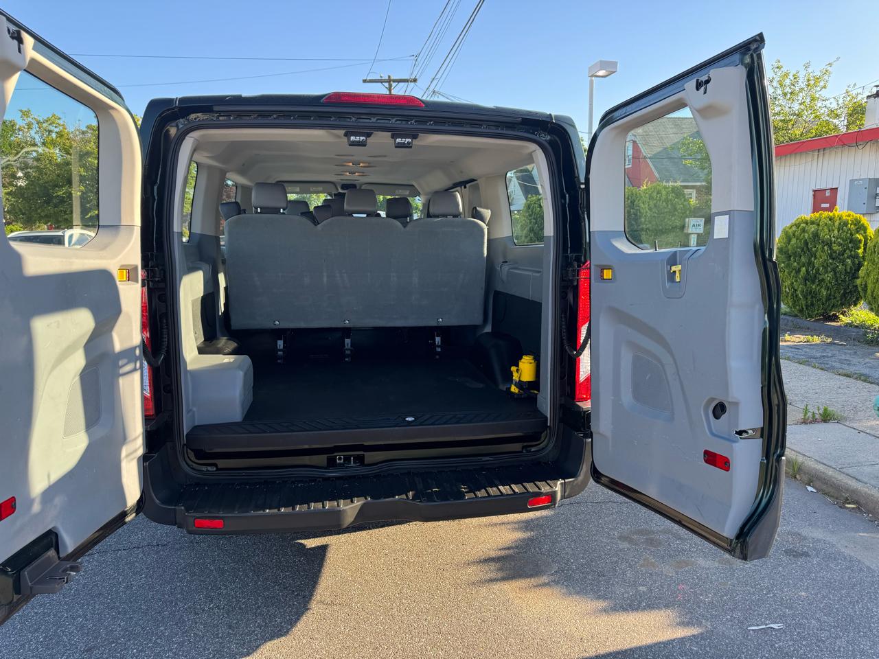 Ford Transit 150 Wagon Low Roof XL 60/40 Pass. 130-in. WB 2017