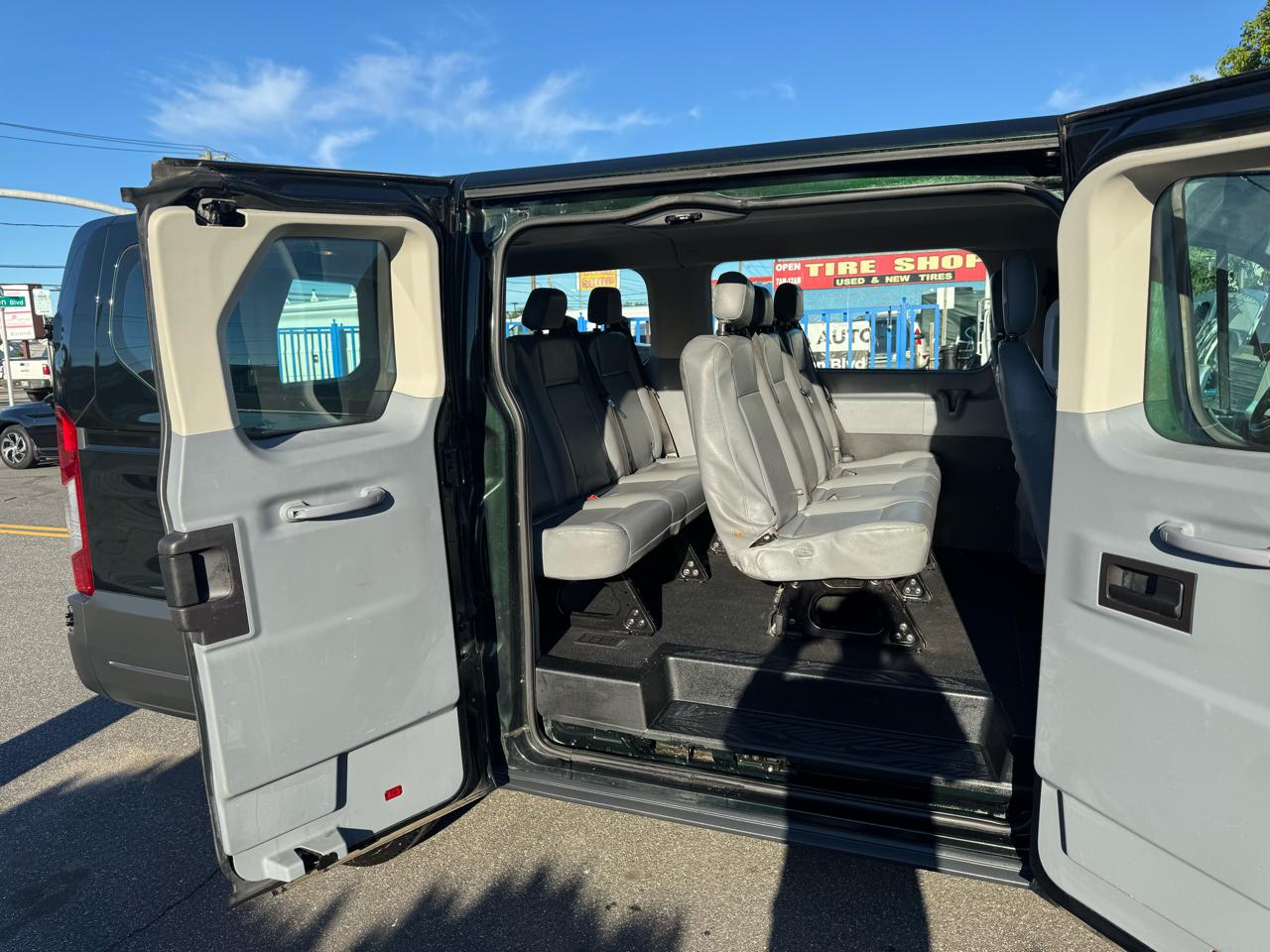 Ford Transit 150 Wagon Low Roof XL 60/40 Pass. 130-in. WB 2017